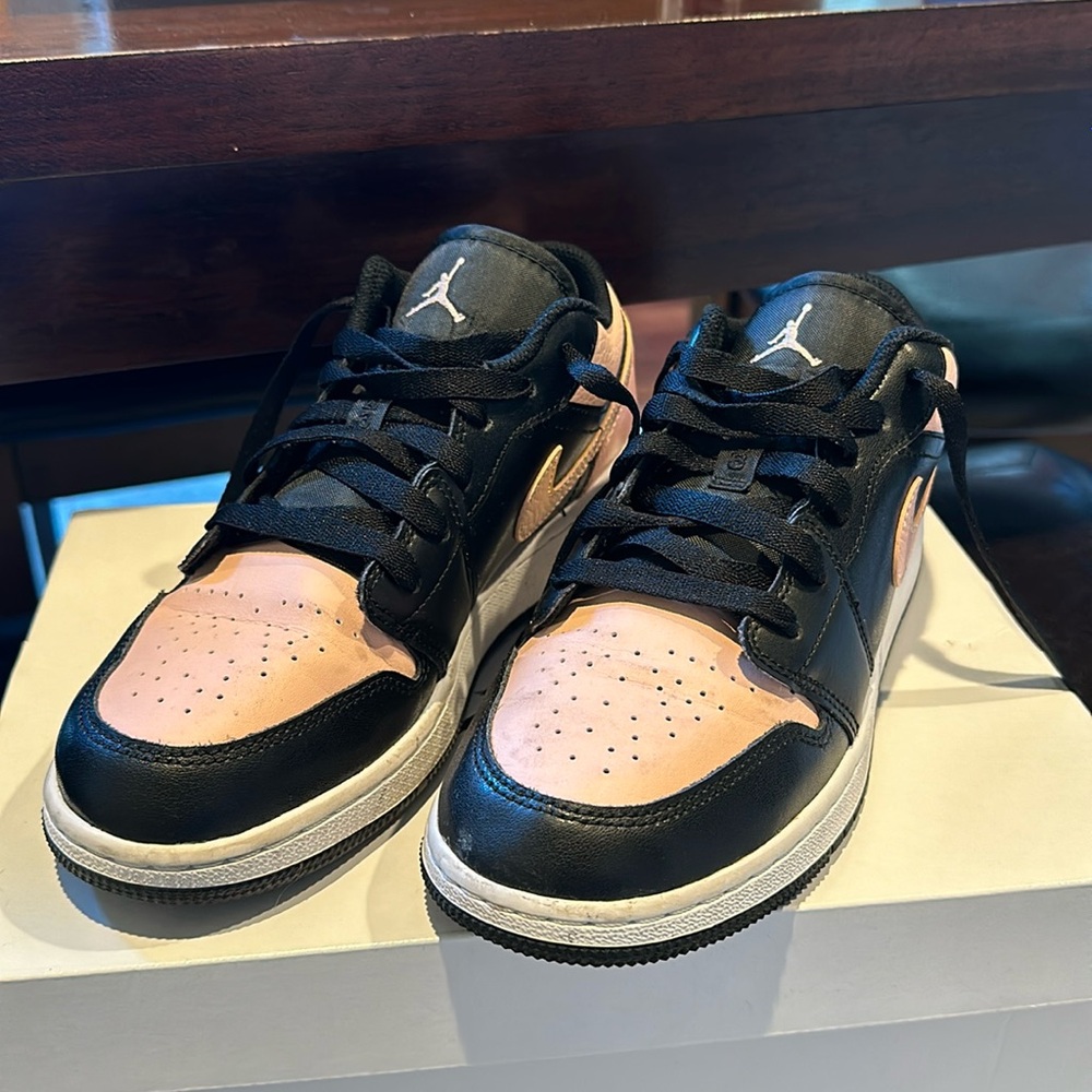 6.5 Y/ 8 Women’s black and pink Jordans